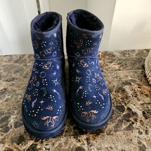 NEW UGG Classic Zodiac Women’s Mini Starry Night Suede Sheepskin Ankle Boots 9